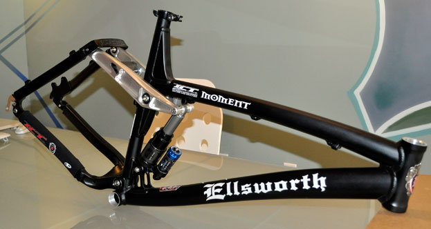 ellswort_moment_black2